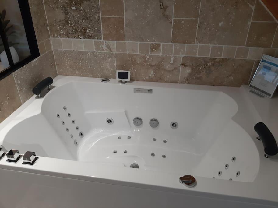 Appartement Chaleureux Avec Jacuzzi Banassac Kültér fotó